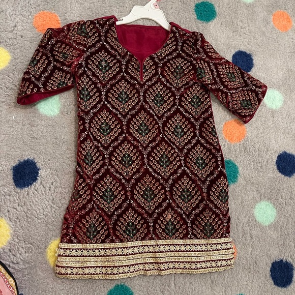 Indian Pakistani girls velvet shirt size 3-4 y - Picture 2 of 3
